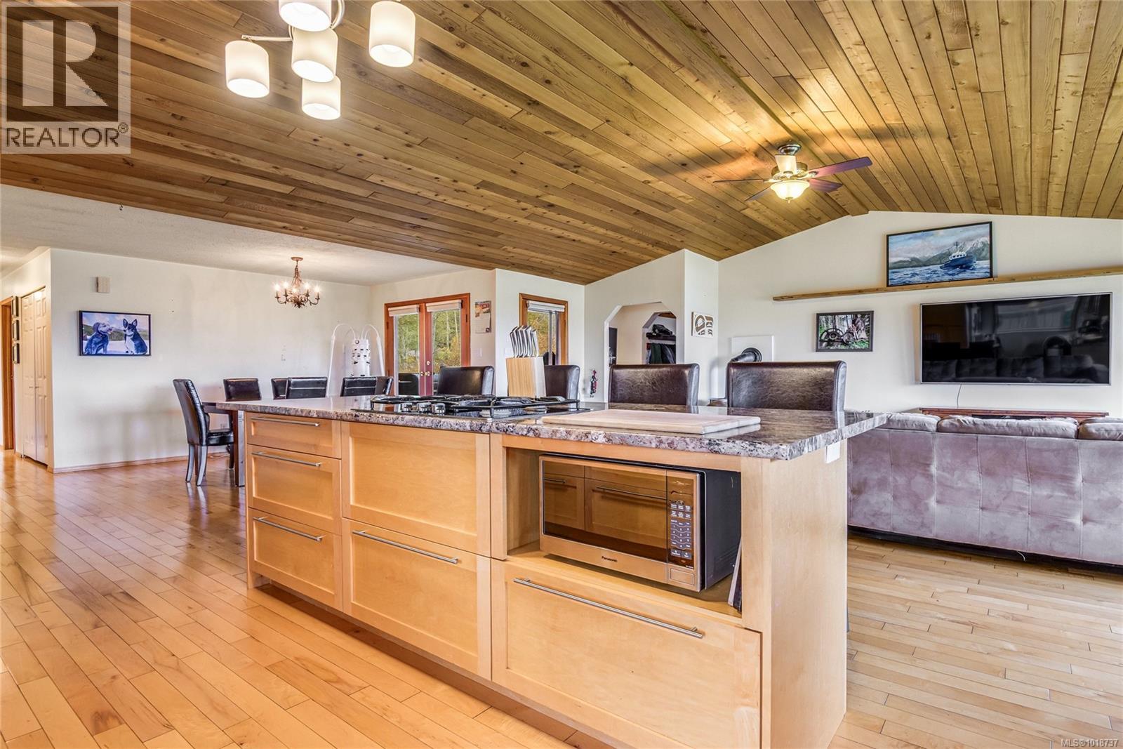 3910 Island Hwy S - 10