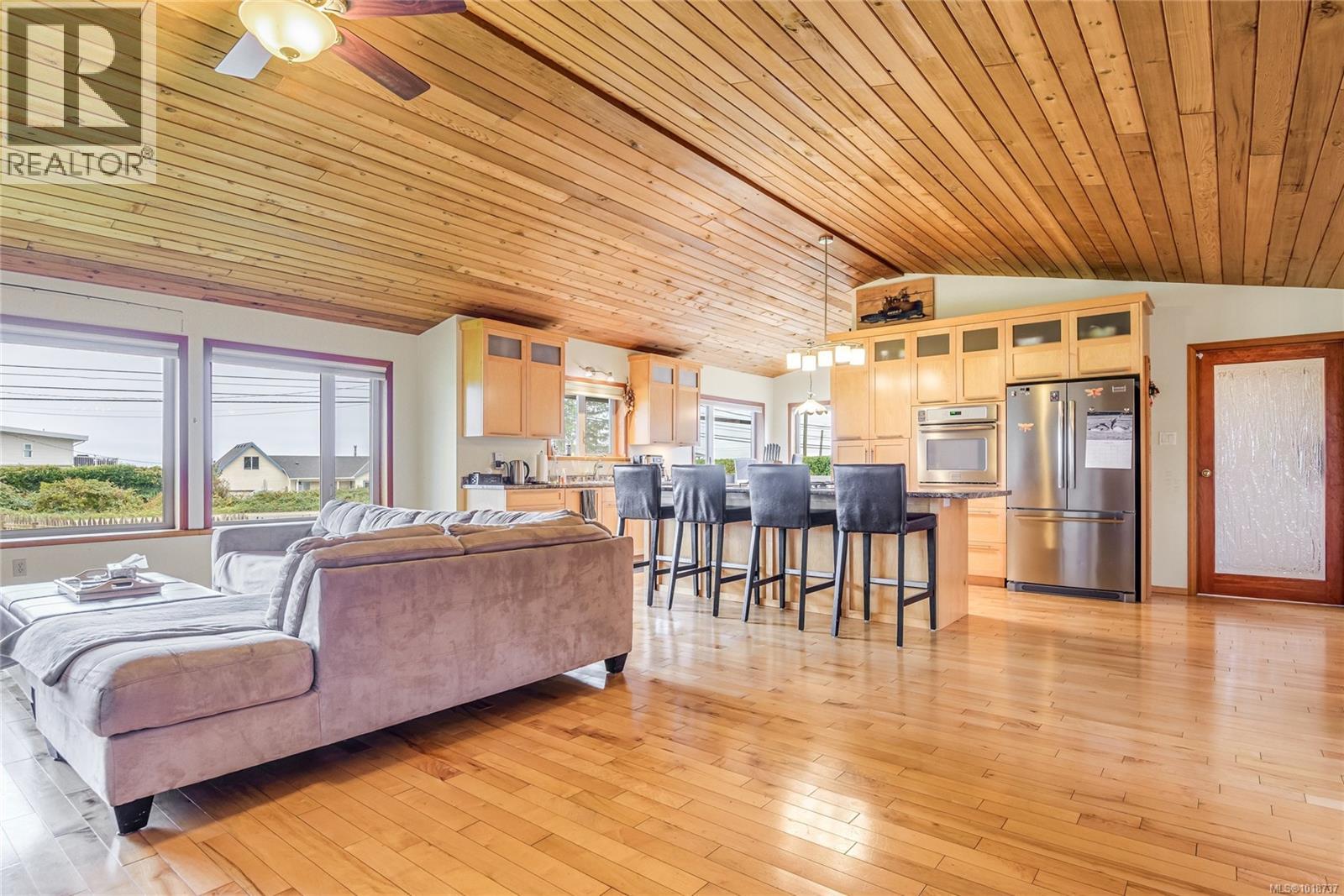 3910 Island Hwy S - 4