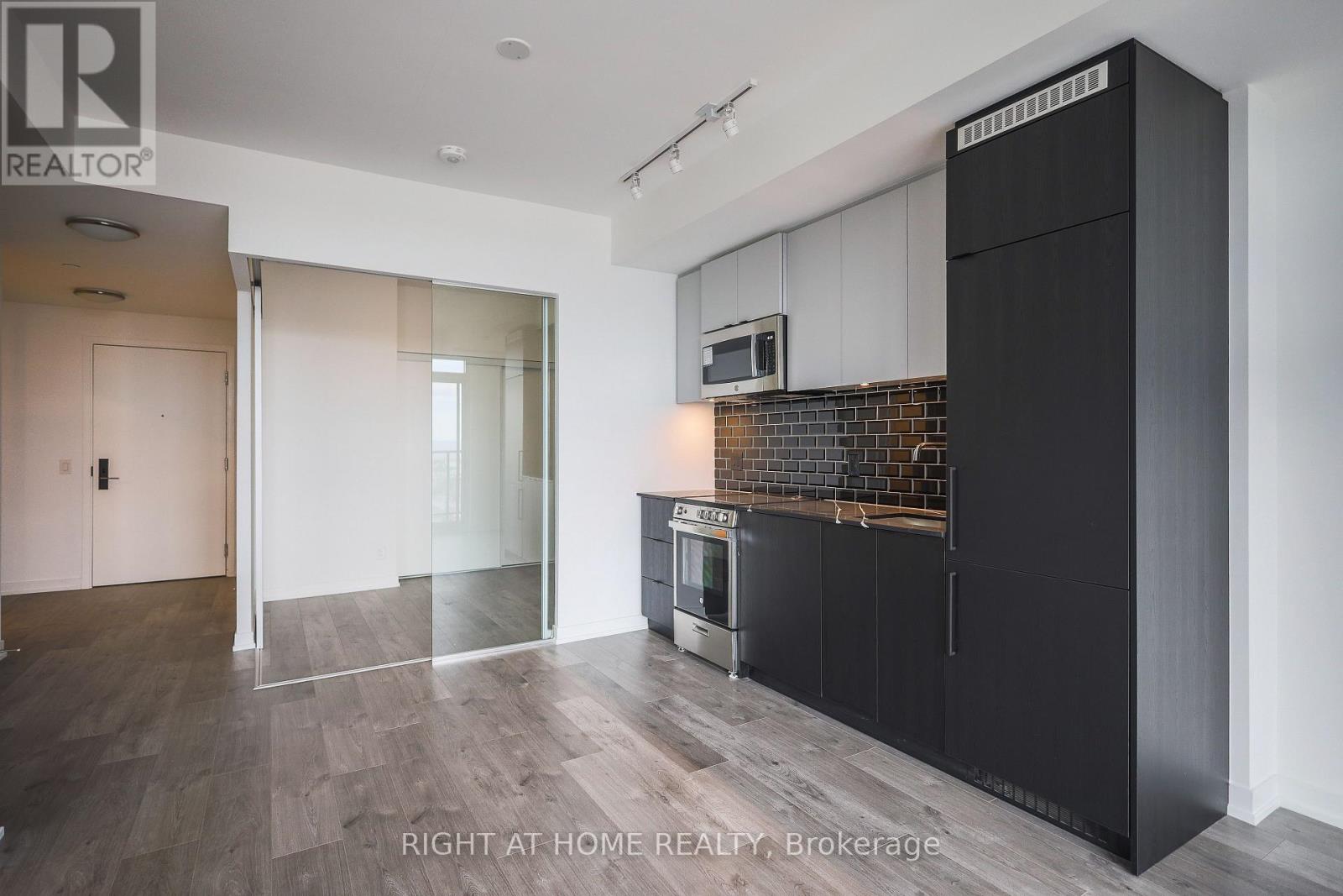 #917 285 DUFFERIN STREET - 10