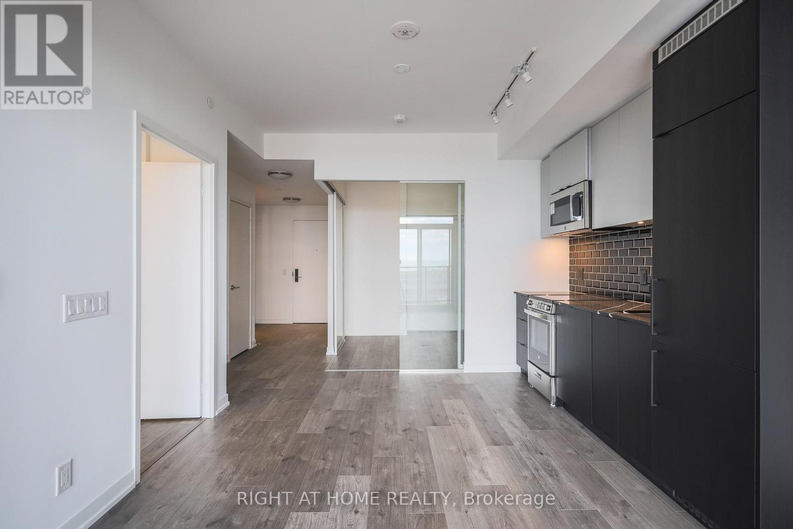 #917 285 DUFFERIN STREET - 11