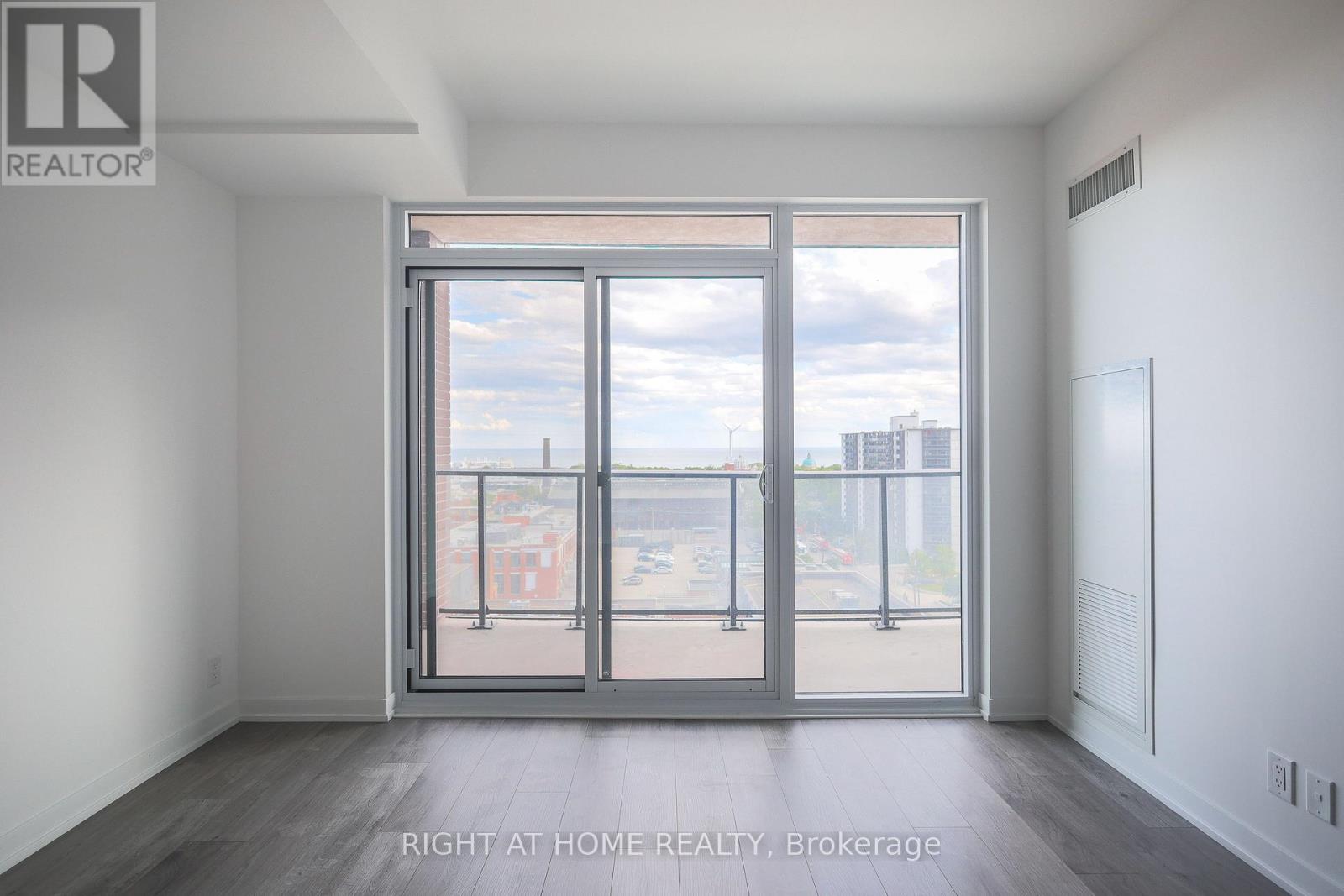 #917 285 DUFFERIN STREET - 13