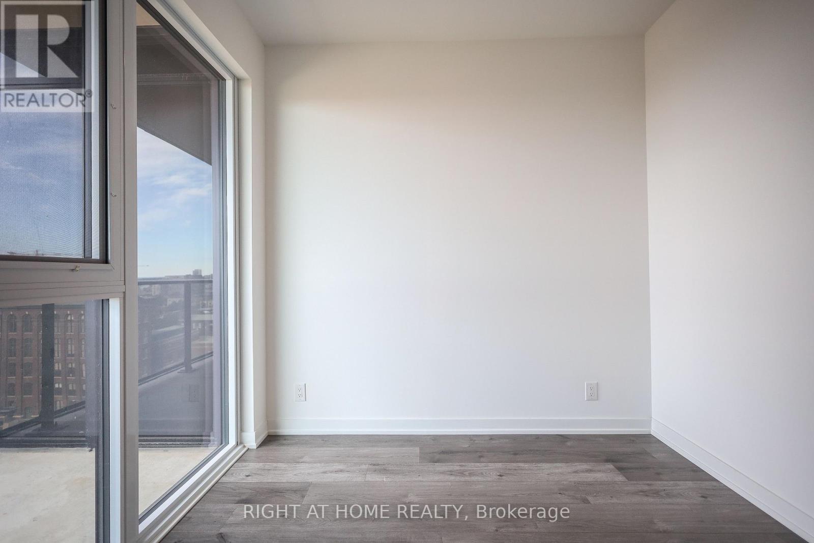 #917 285 DUFFERIN STREET - 15