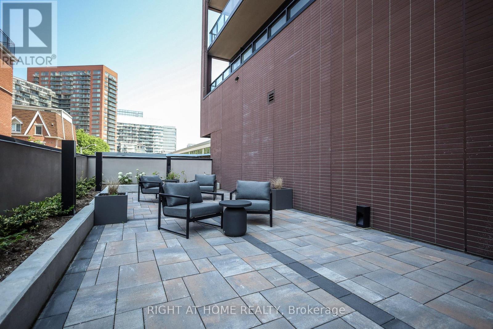 #917 285 DUFFERIN STREET - 48