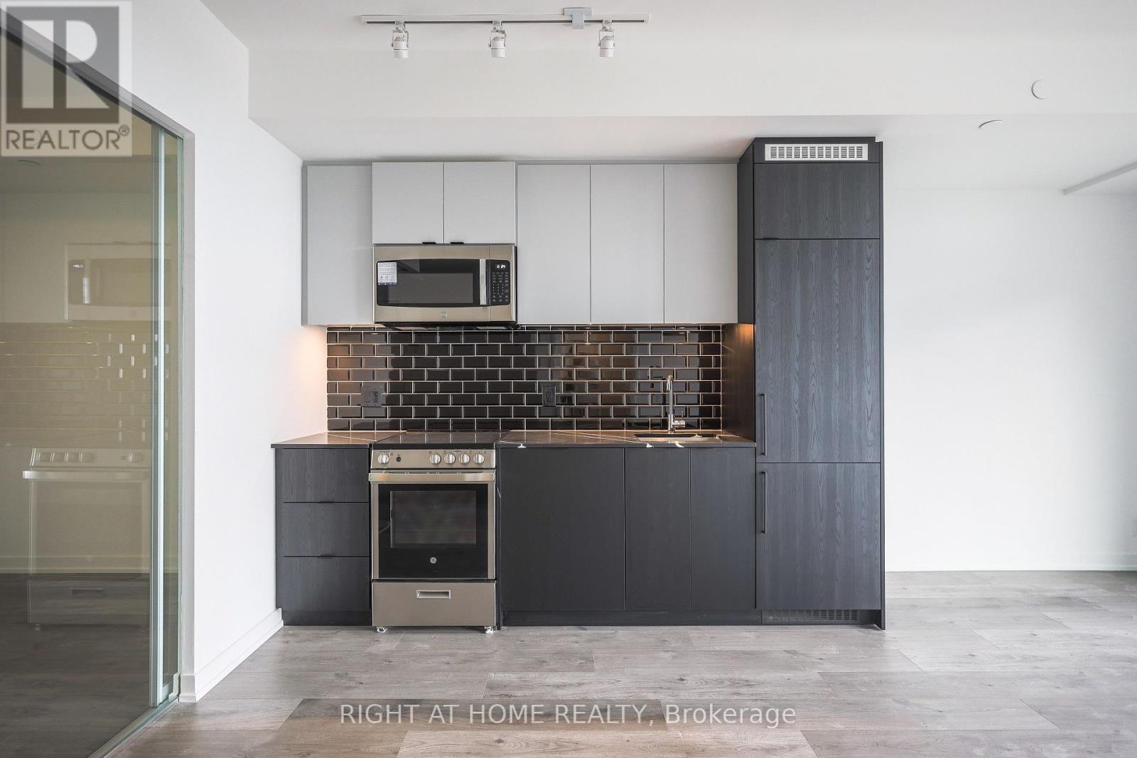 #917 285 DUFFERIN STREET - 9