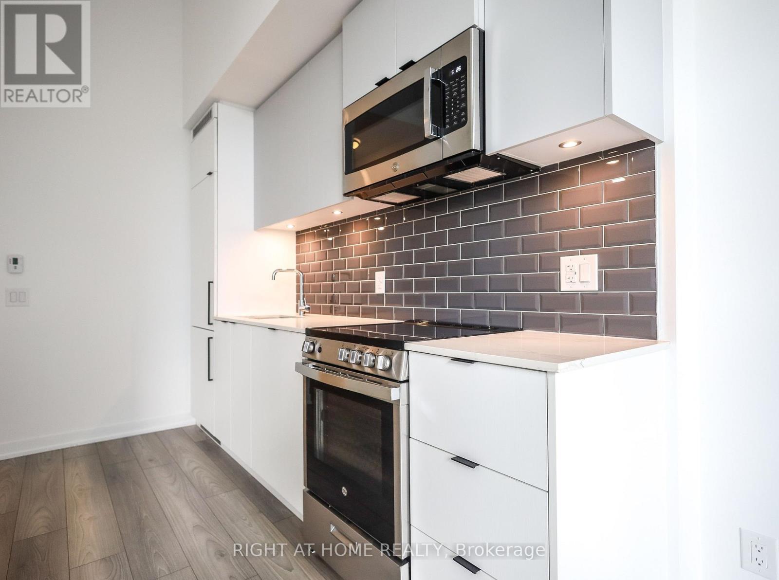 #704 285 DUFFERIN STREET - 11