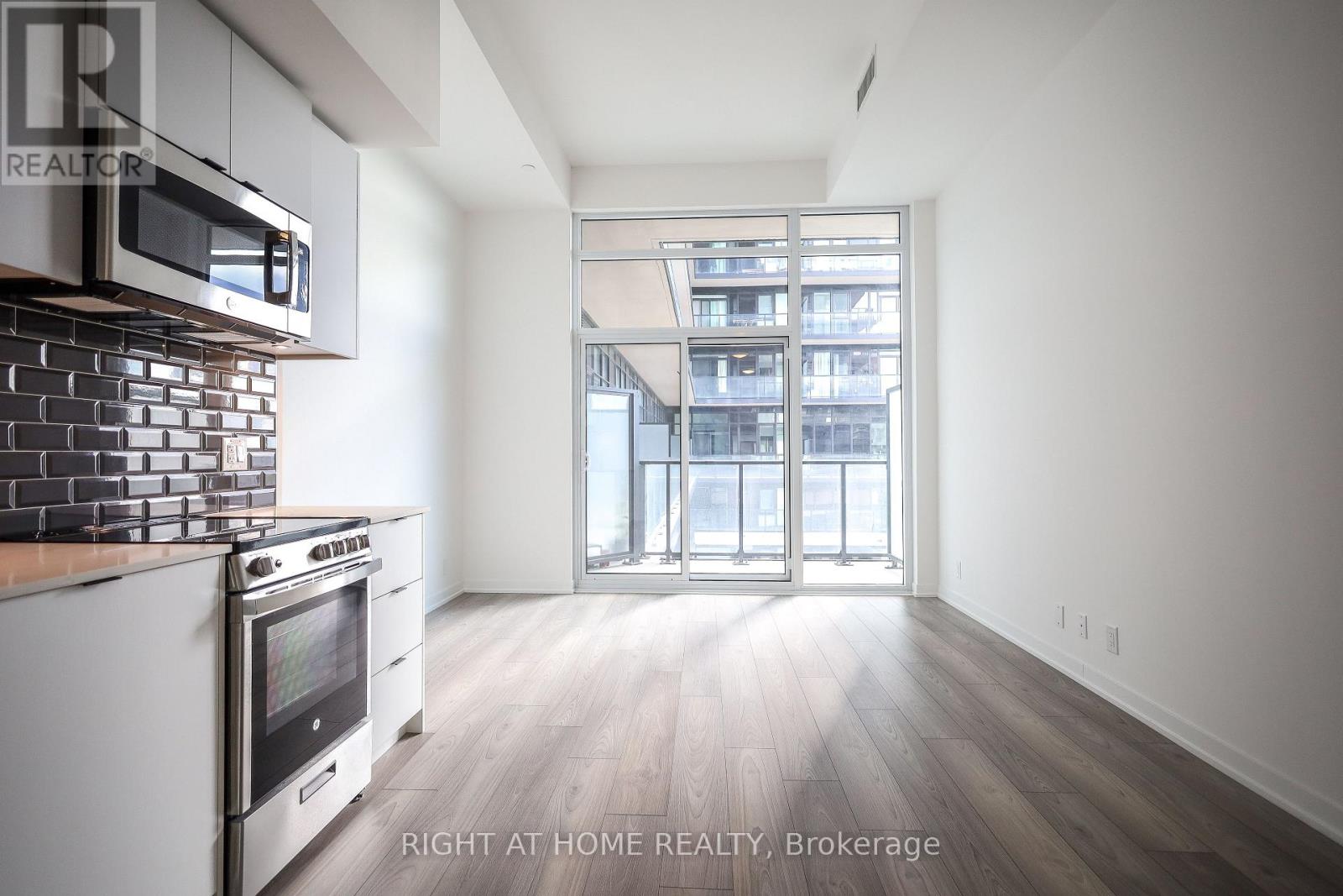 #704 285 DUFFERIN STREET - 12