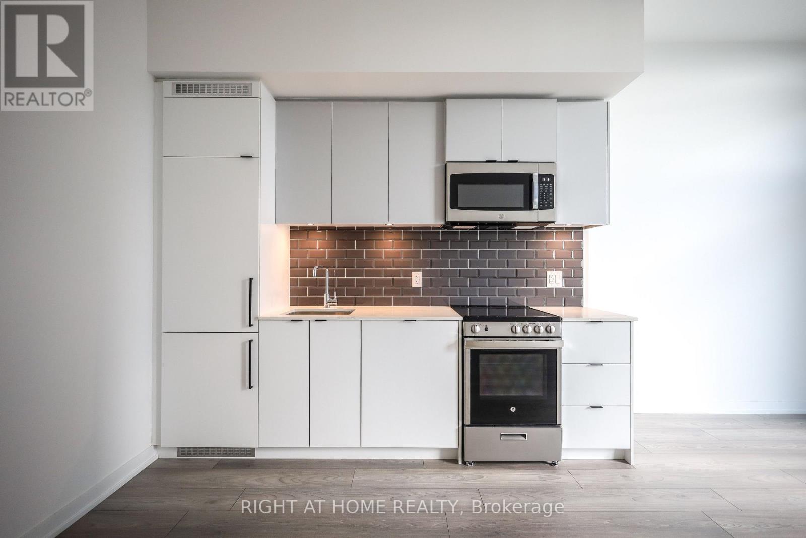 #704 285 DUFFERIN STREET - 9