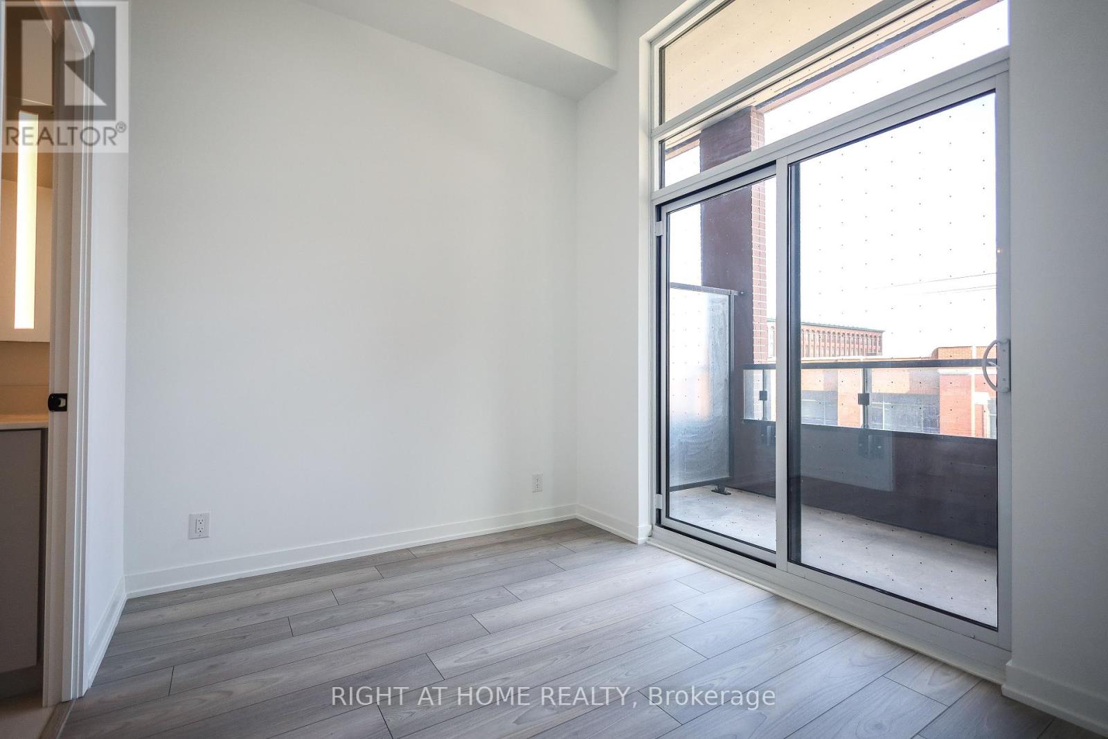 #220 285 DUFFERIN STREET - 18