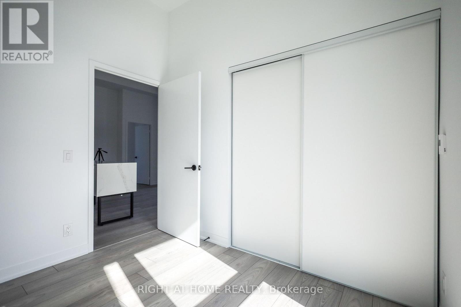 #220 285 DUFFERIN STREET - 27