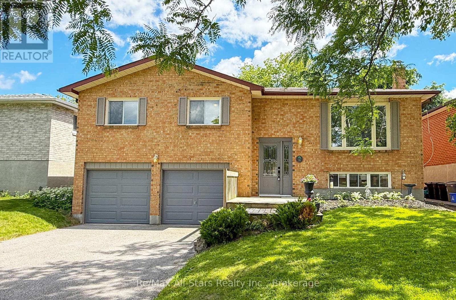 39 APPLEWOOD CRESCENT - 1