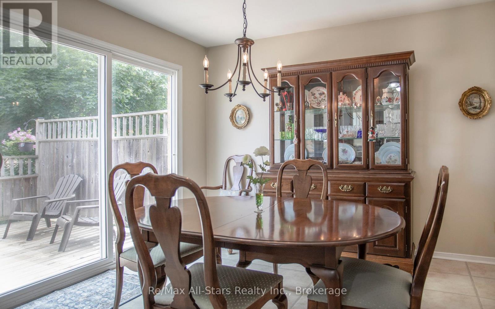 39 APPLEWOOD CRESCENT - 11