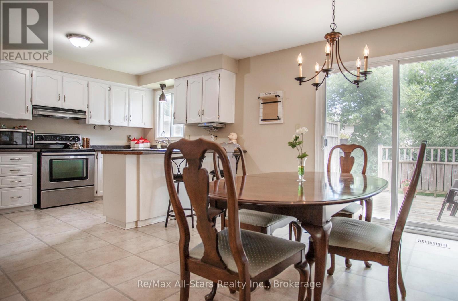 39 APPLEWOOD CRESCENT - 12