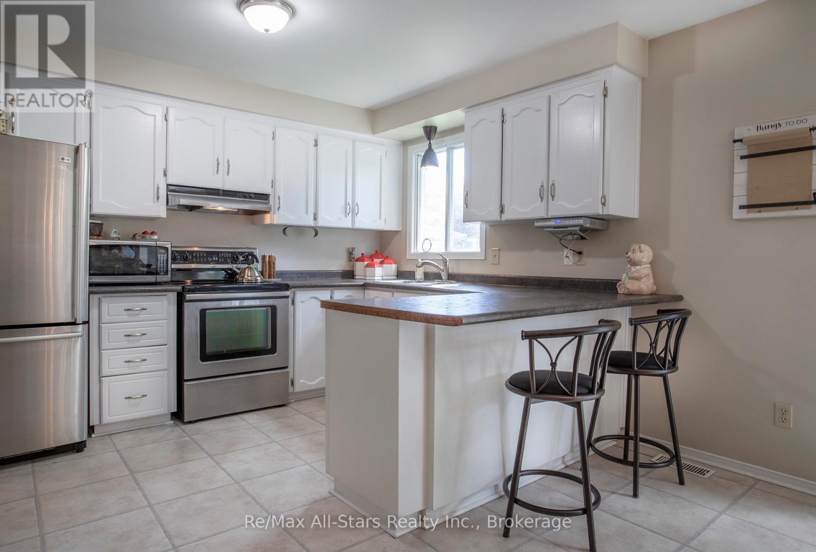 39 APPLEWOOD CRESCENT - 13