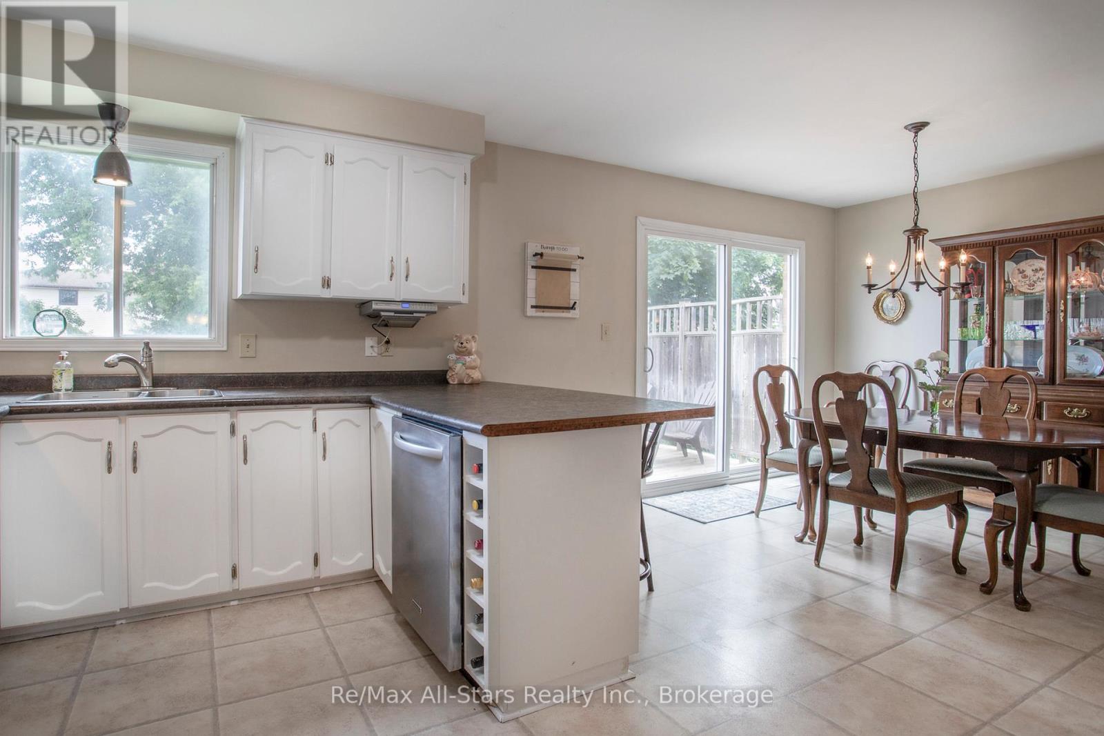 39 APPLEWOOD CRESCENT - 14