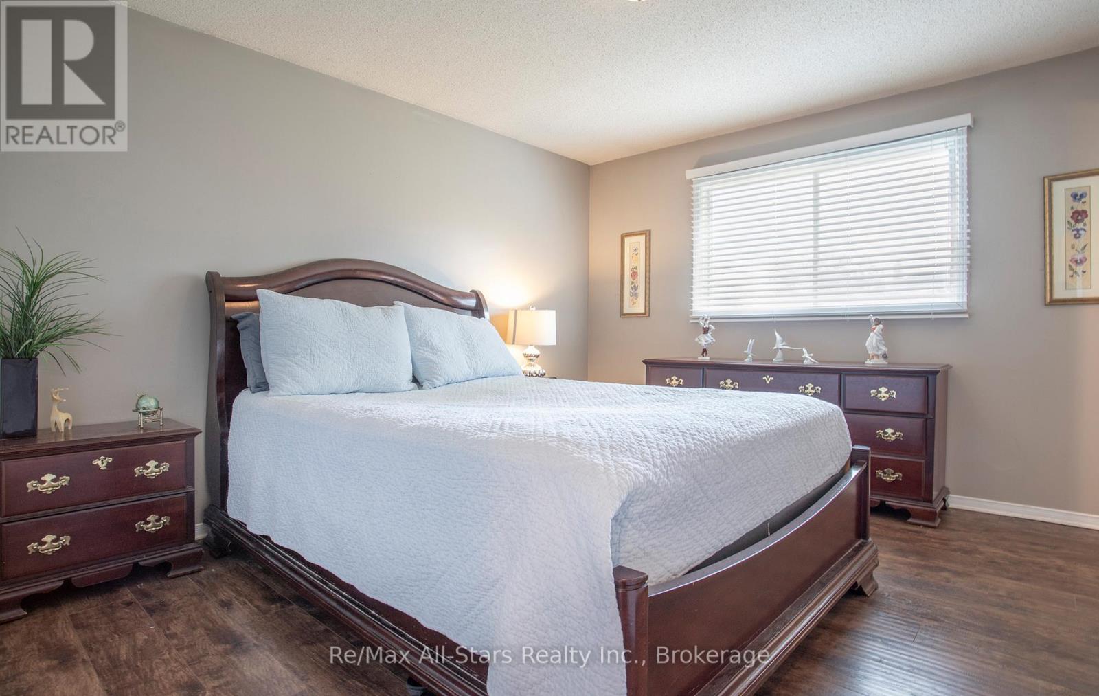 39 APPLEWOOD CRESCENT - 17