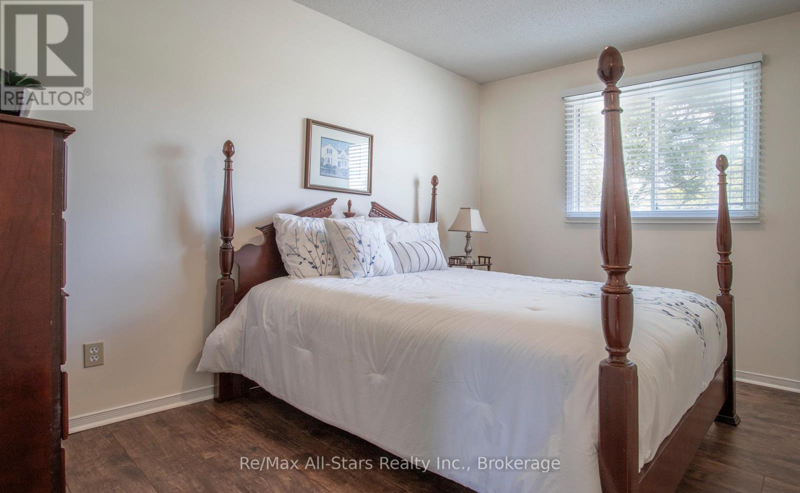 39 APPLEWOOD CRESCENT - 18