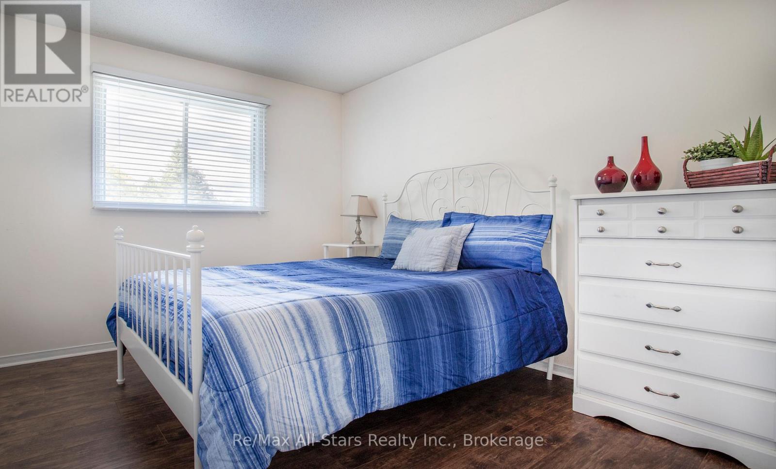 39 APPLEWOOD CRESCENT - 20
