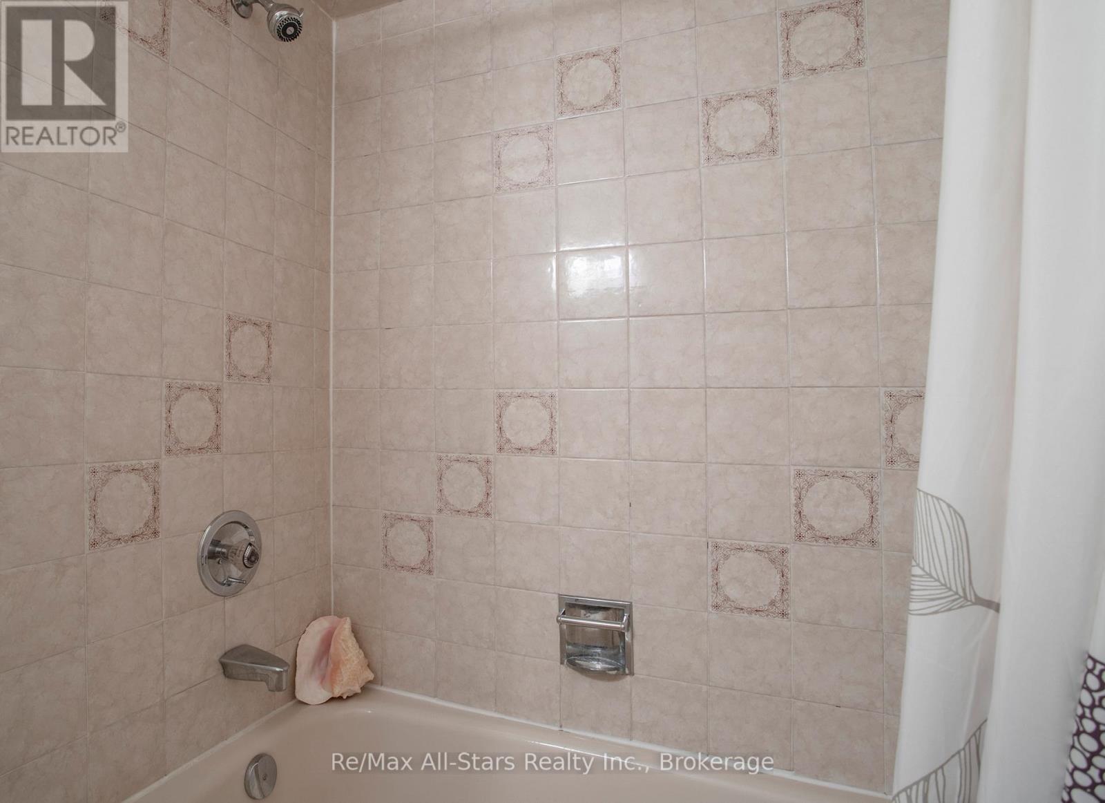 39 APPLEWOOD CRESCENT - 22