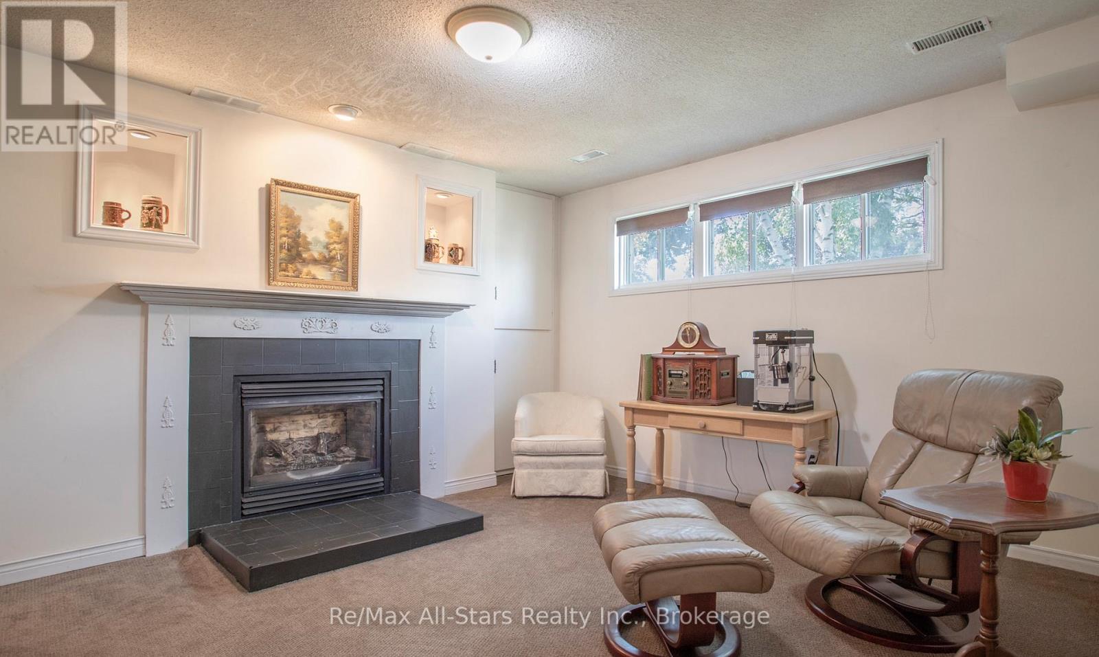 39 APPLEWOOD CRESCENT - 23