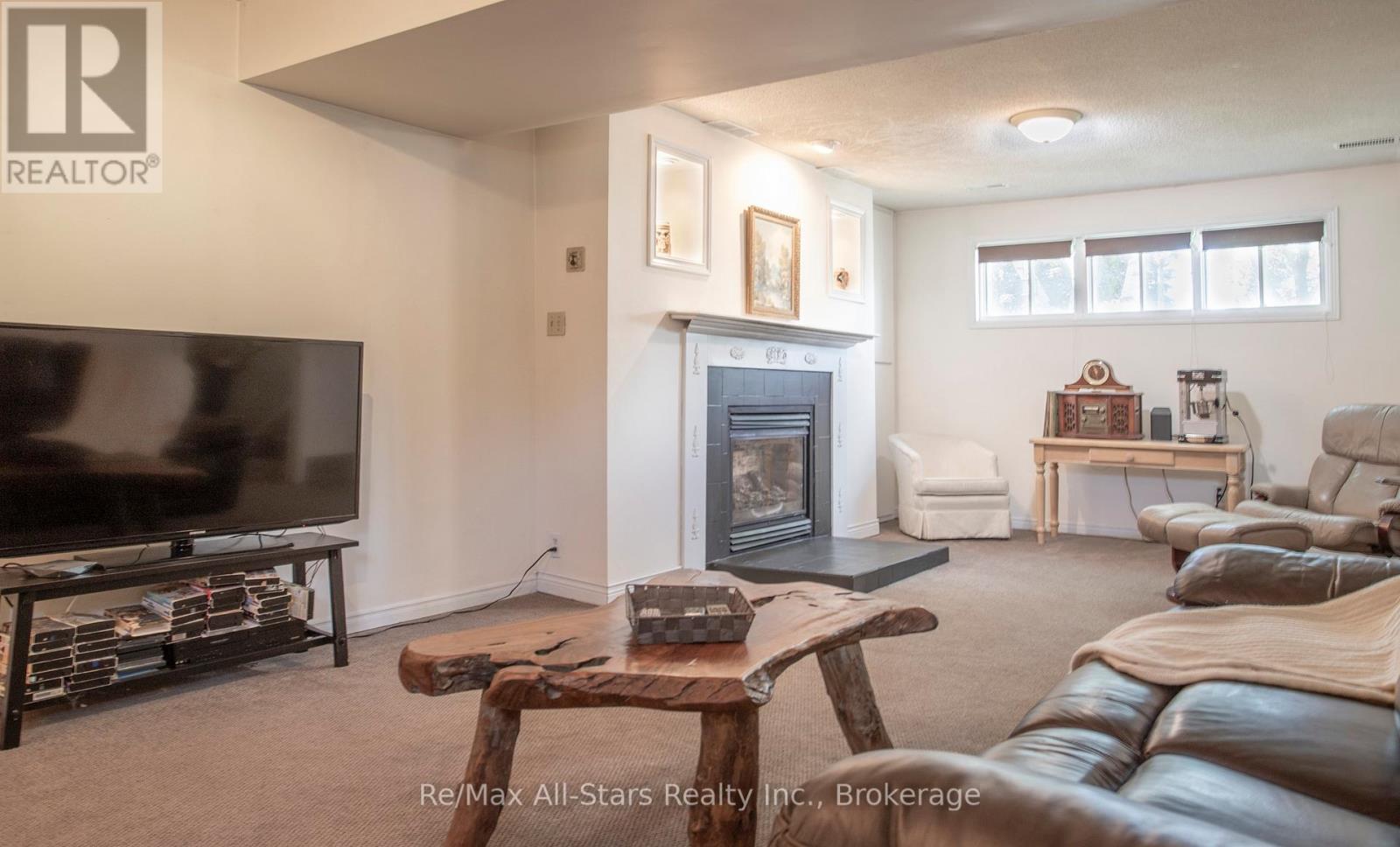39 APPLEWOOD CRESCENT - 25