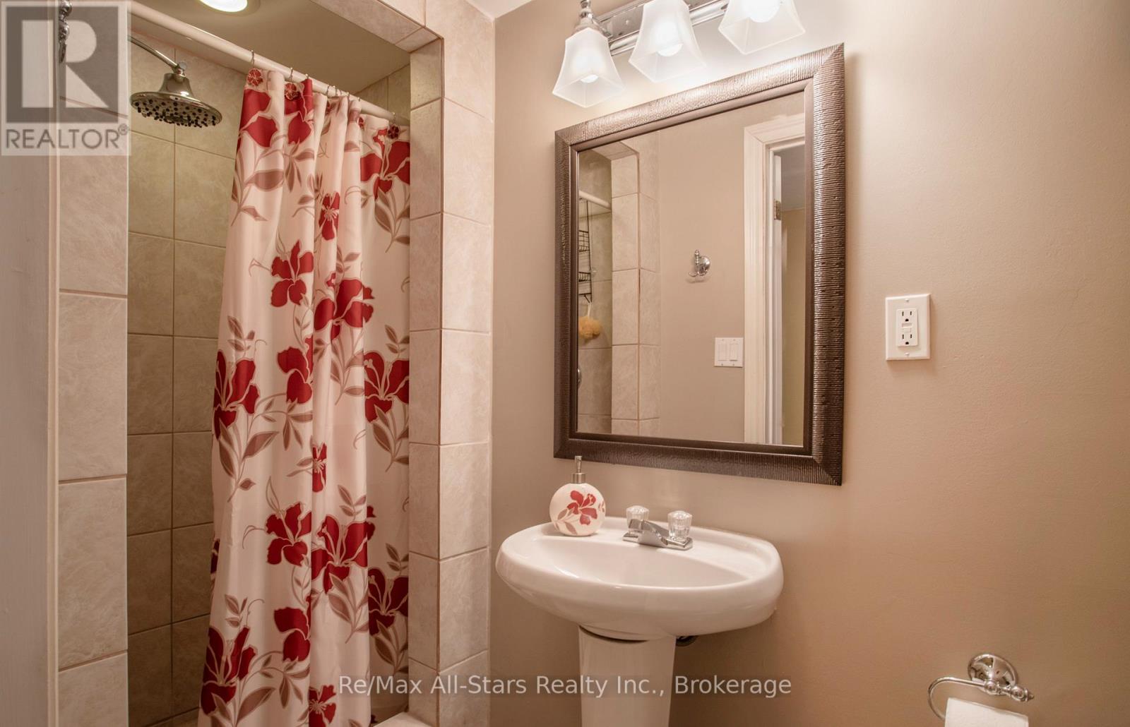39 APPLEWOOD CRESCENT - 26