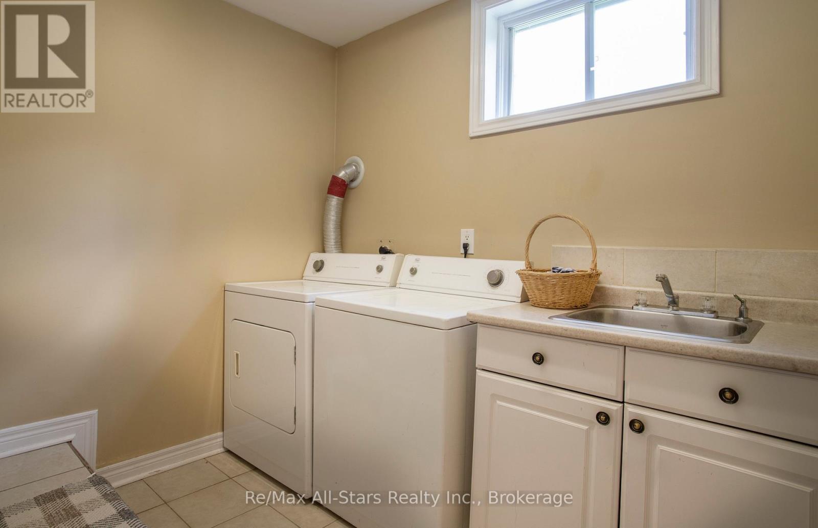 39 APPLEWOOD CRESCENT - 27