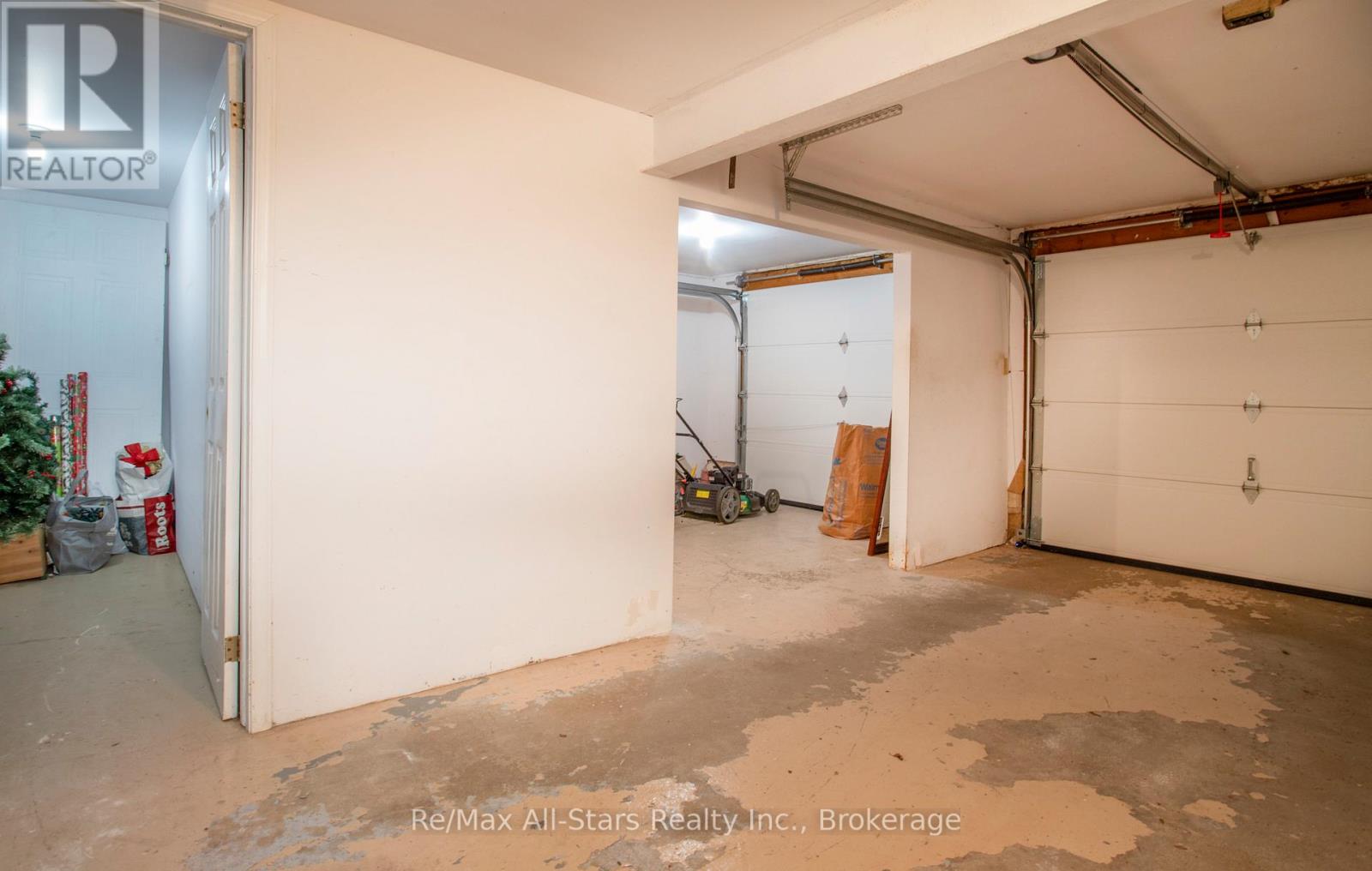 39 APPLEWOOD CRESCENT - 28