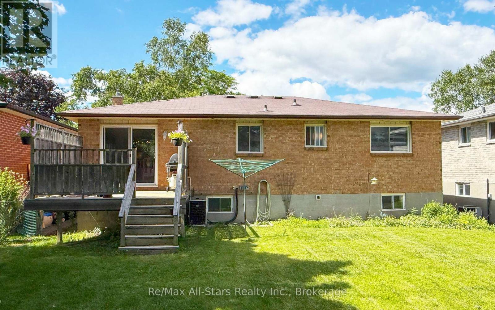 39 APPLEWOOD CRESCENT - 29