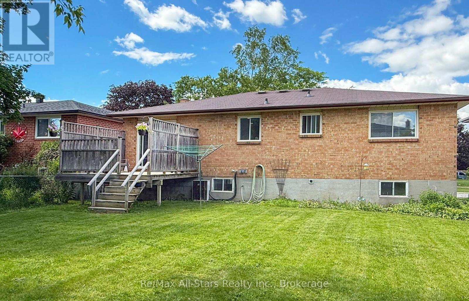 39 APPLEWOOD CRESCENT - 30