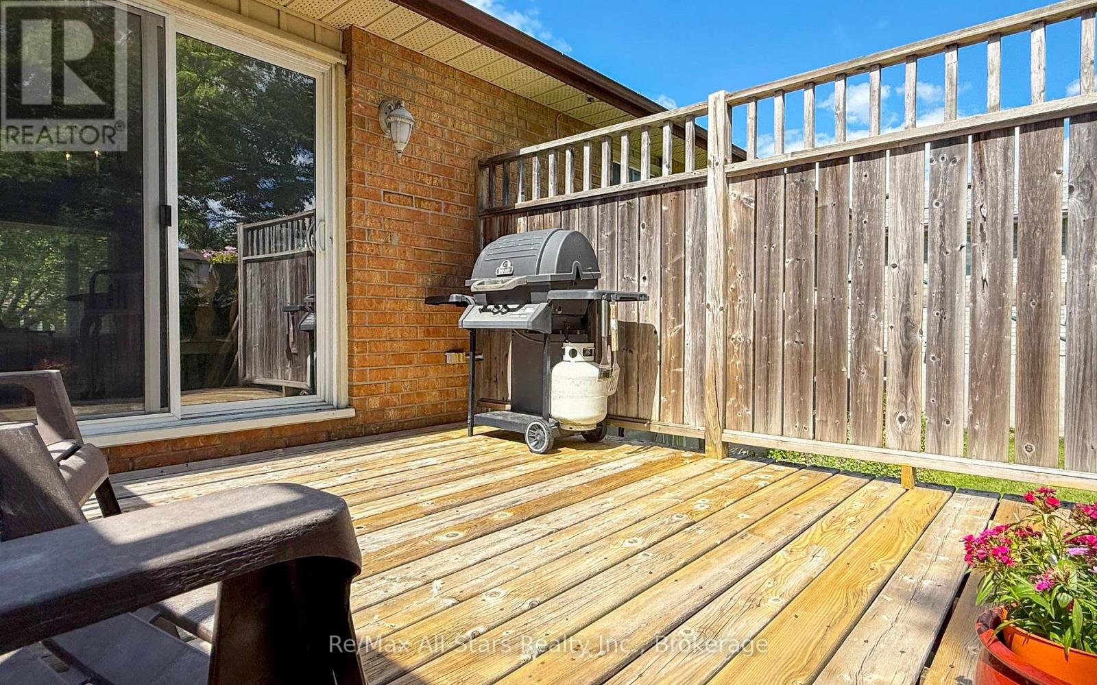 39 APPLEWOOD CRESCENT - 31