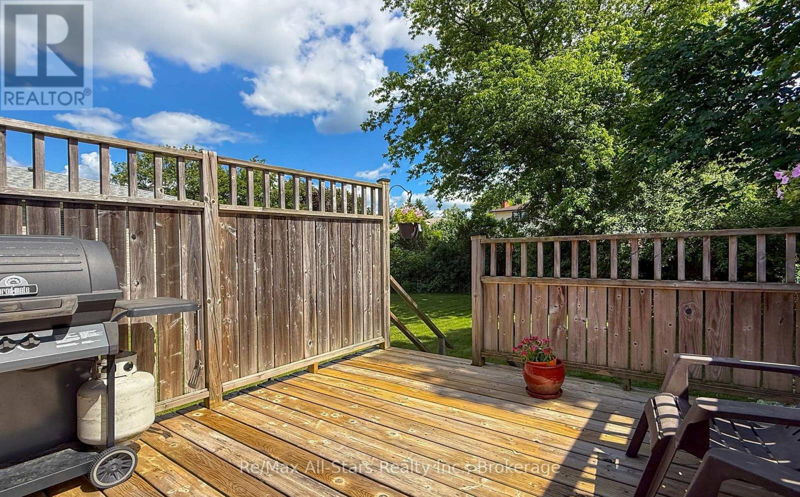 39 APPLEWOOD CRESCENT - 32