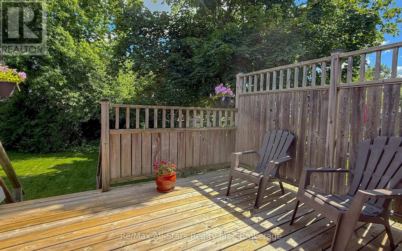 39 APPLEWOOD CRESCENT - 33