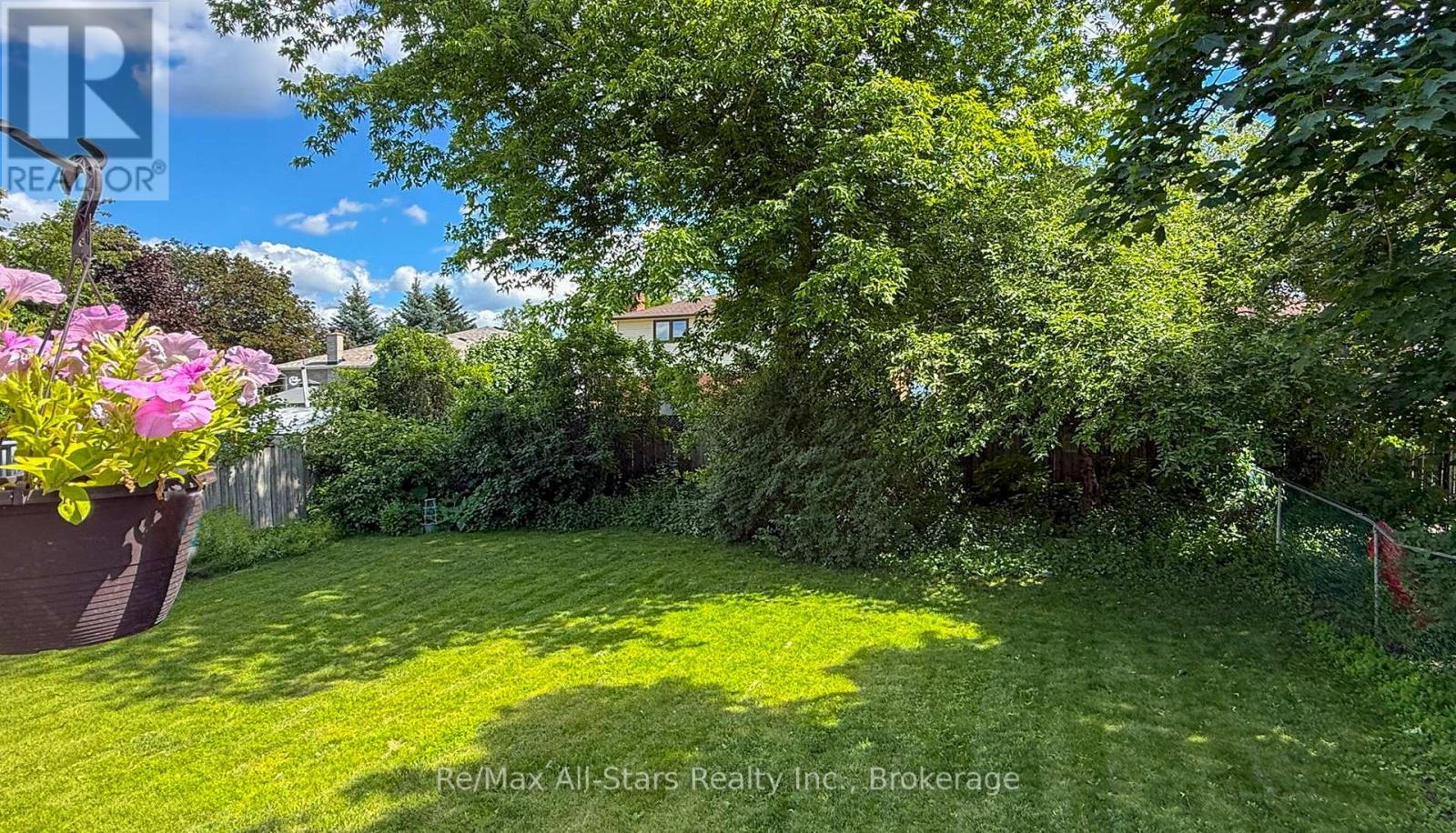 39 APPLEWOOD CRESCENT - 34