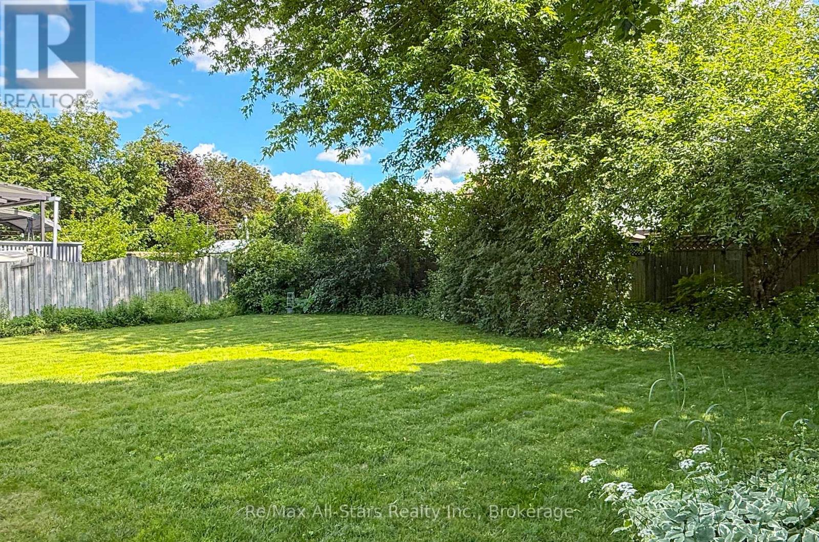 39 APPLEWOOD CRESCENT - 35