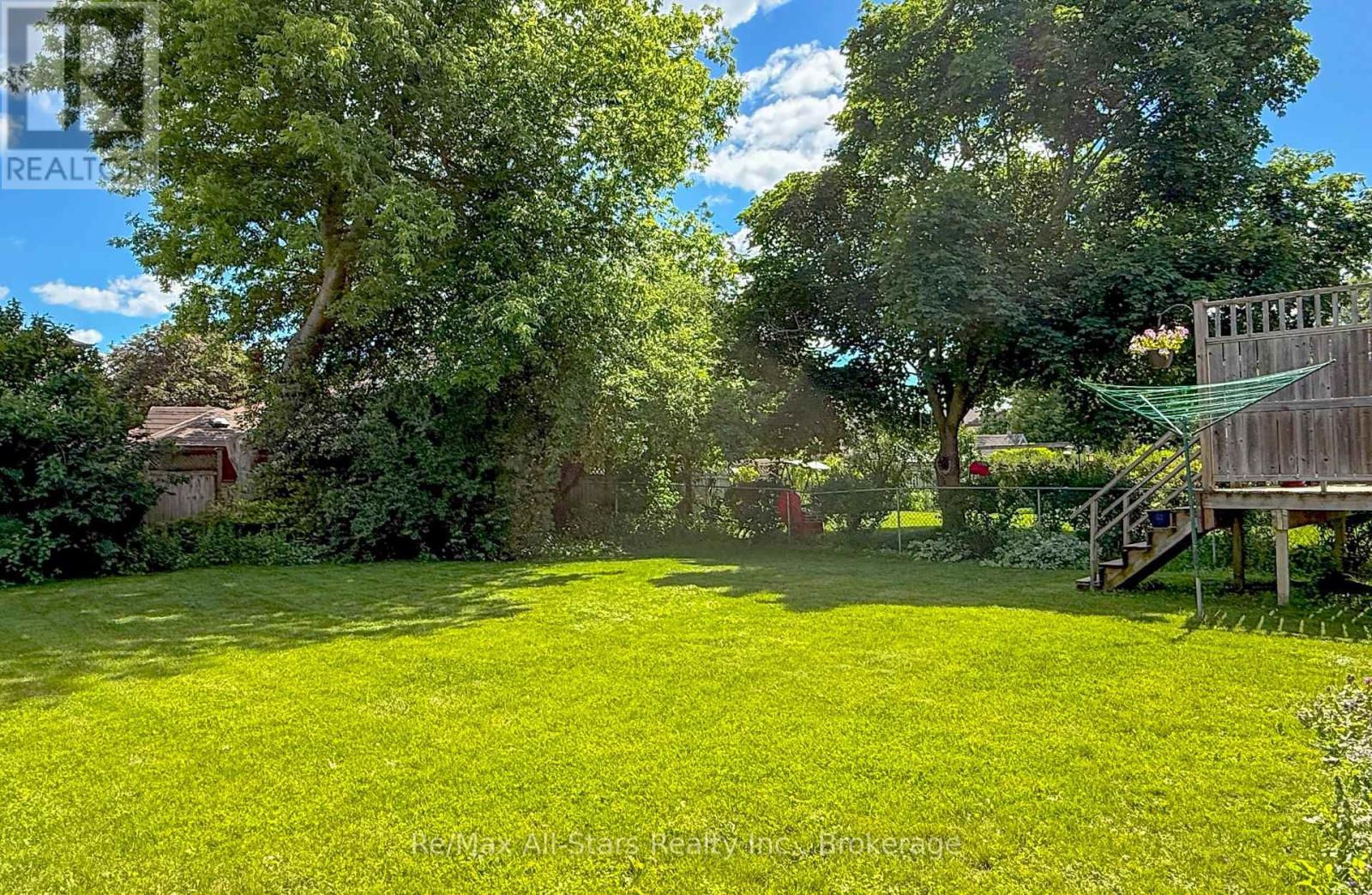 39 APPLEWOOD CRESCENT - 36