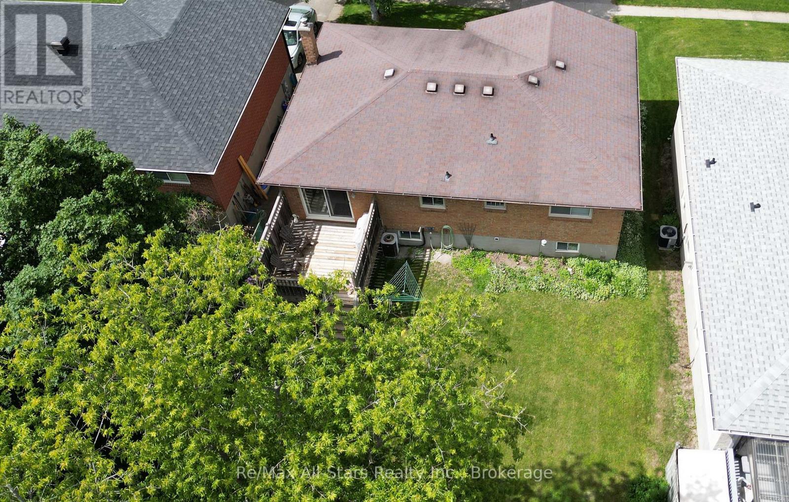 39 APPLEWOOD CRESCENT - 37