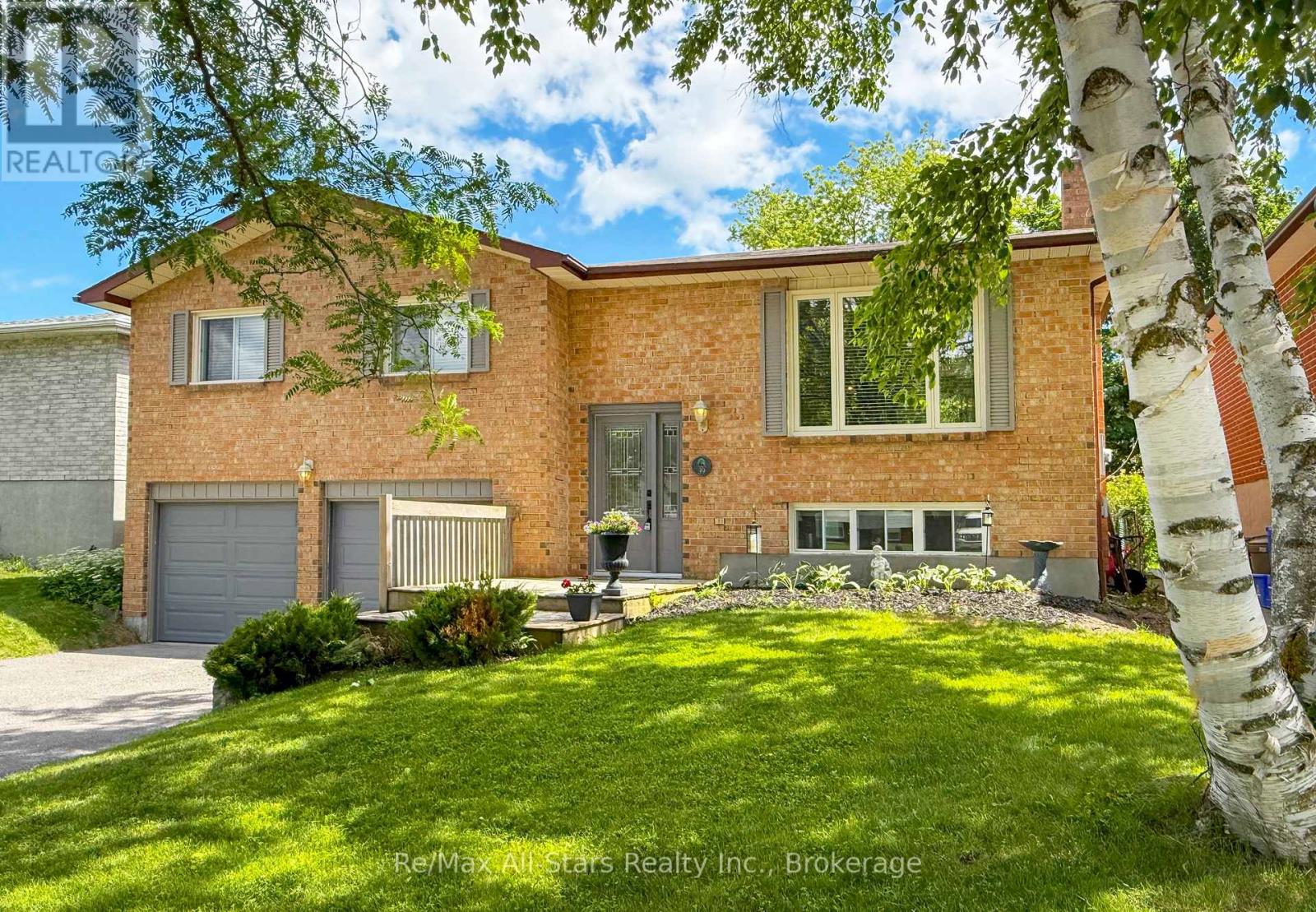 39 APPLEWOOD CRESCENT - 38