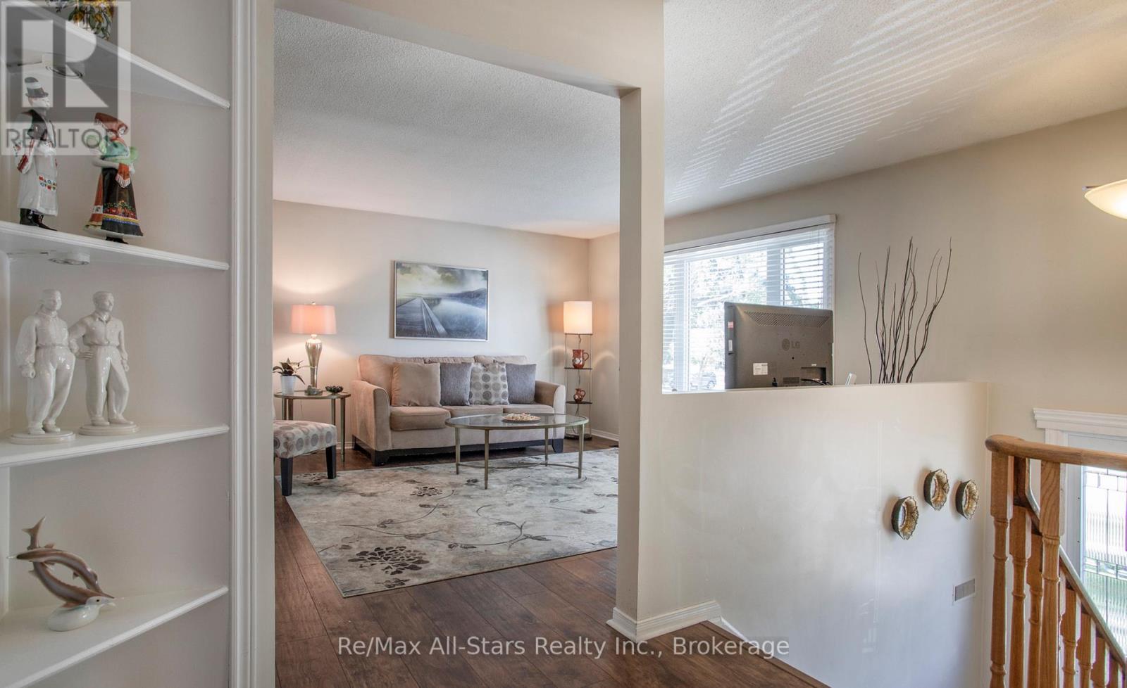 39 APPLEWOOD CRESCENT - 4