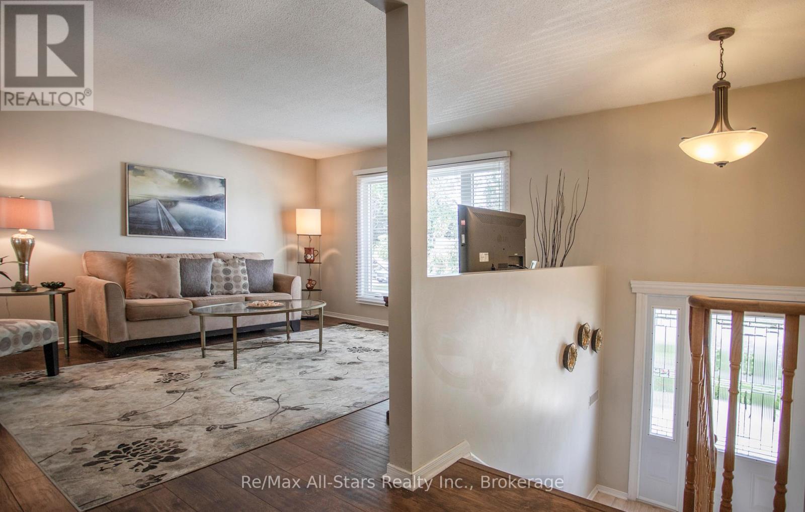 39 APPLEWOOD CRESCENT - 5