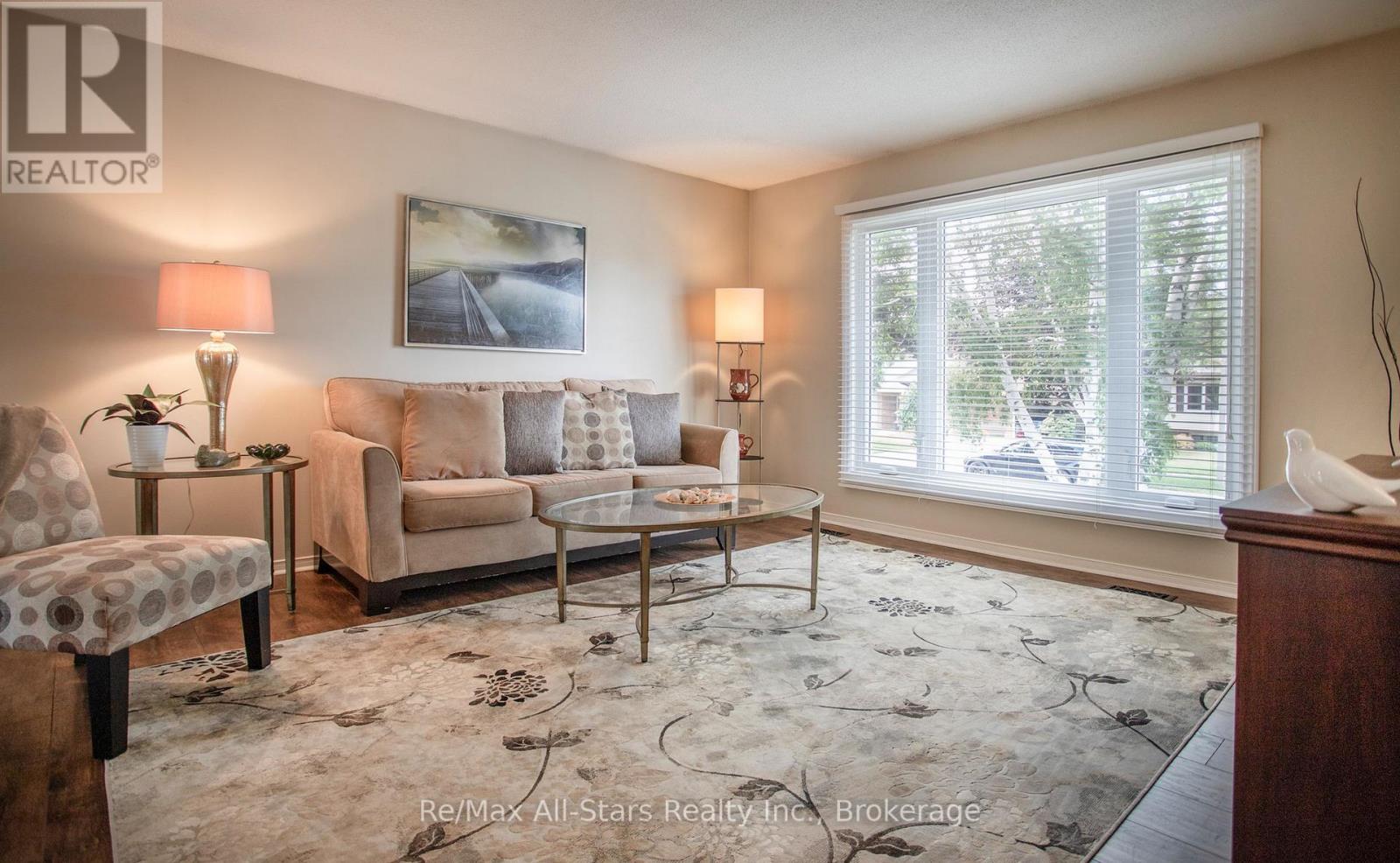 39 APPLEWOOD CRESCENT - 6