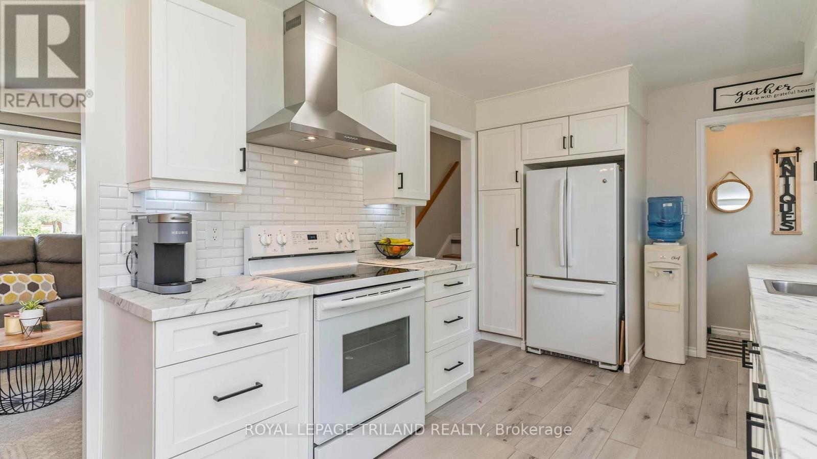 7 STIRLING CRESCENT - 12