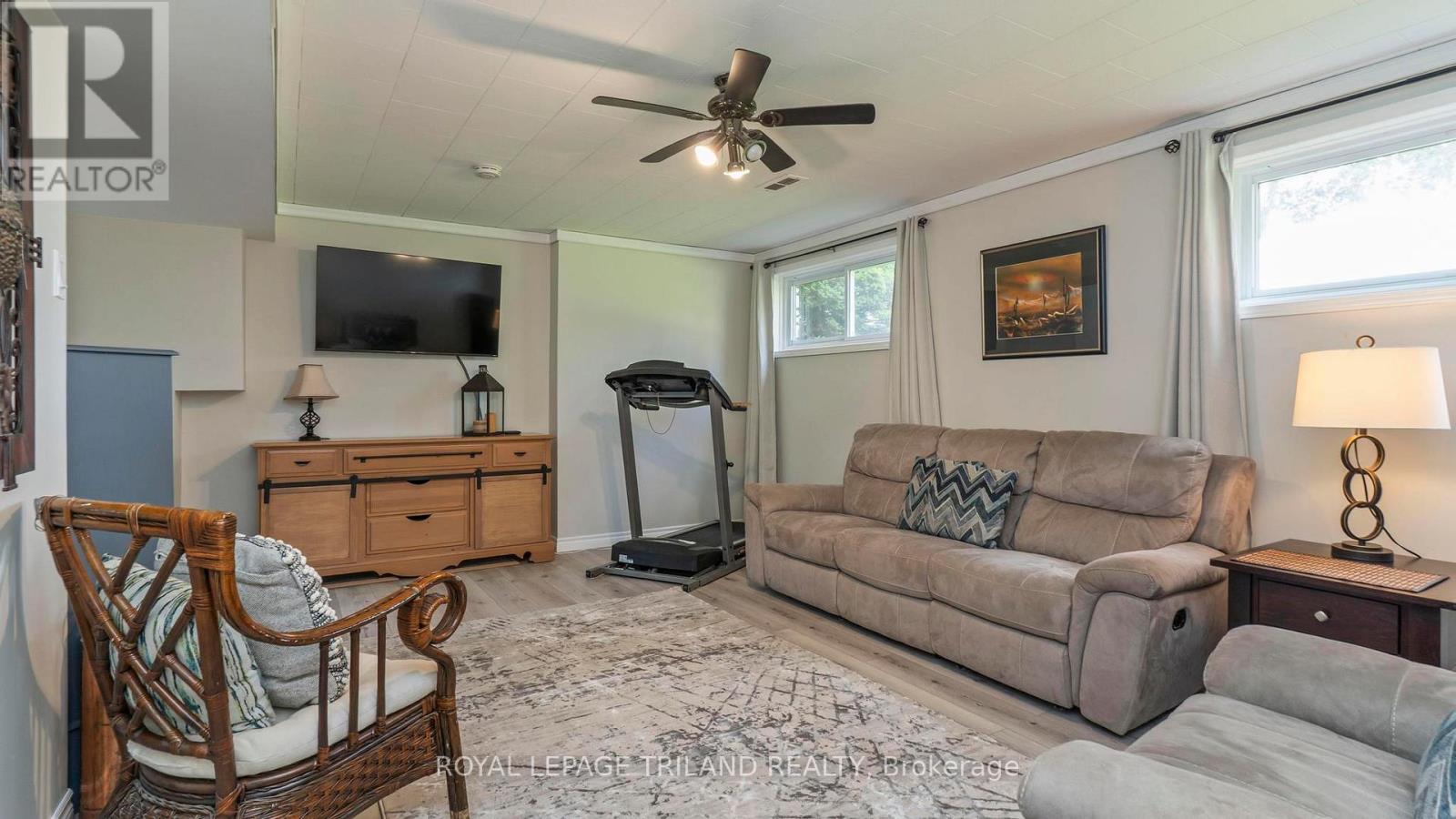 7 STIRLING CRESCENT - 26