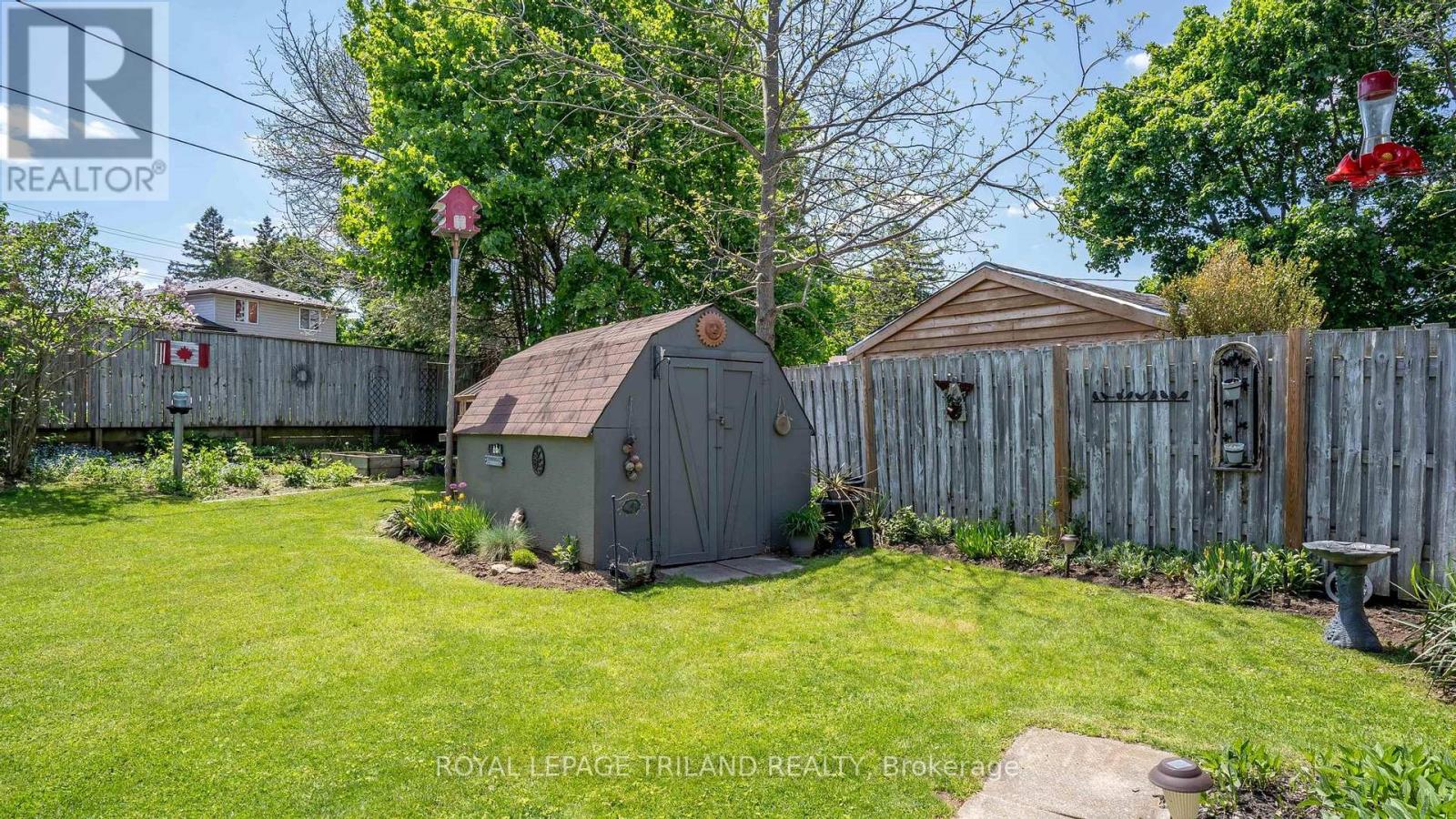 7 STIRLING CRESCENT - 31