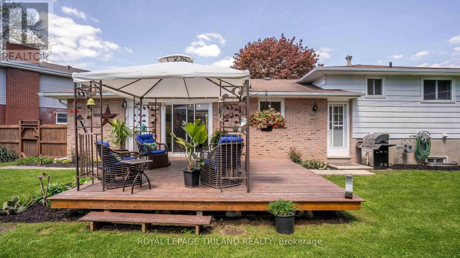 7 STIRLING CRESCENT - 36