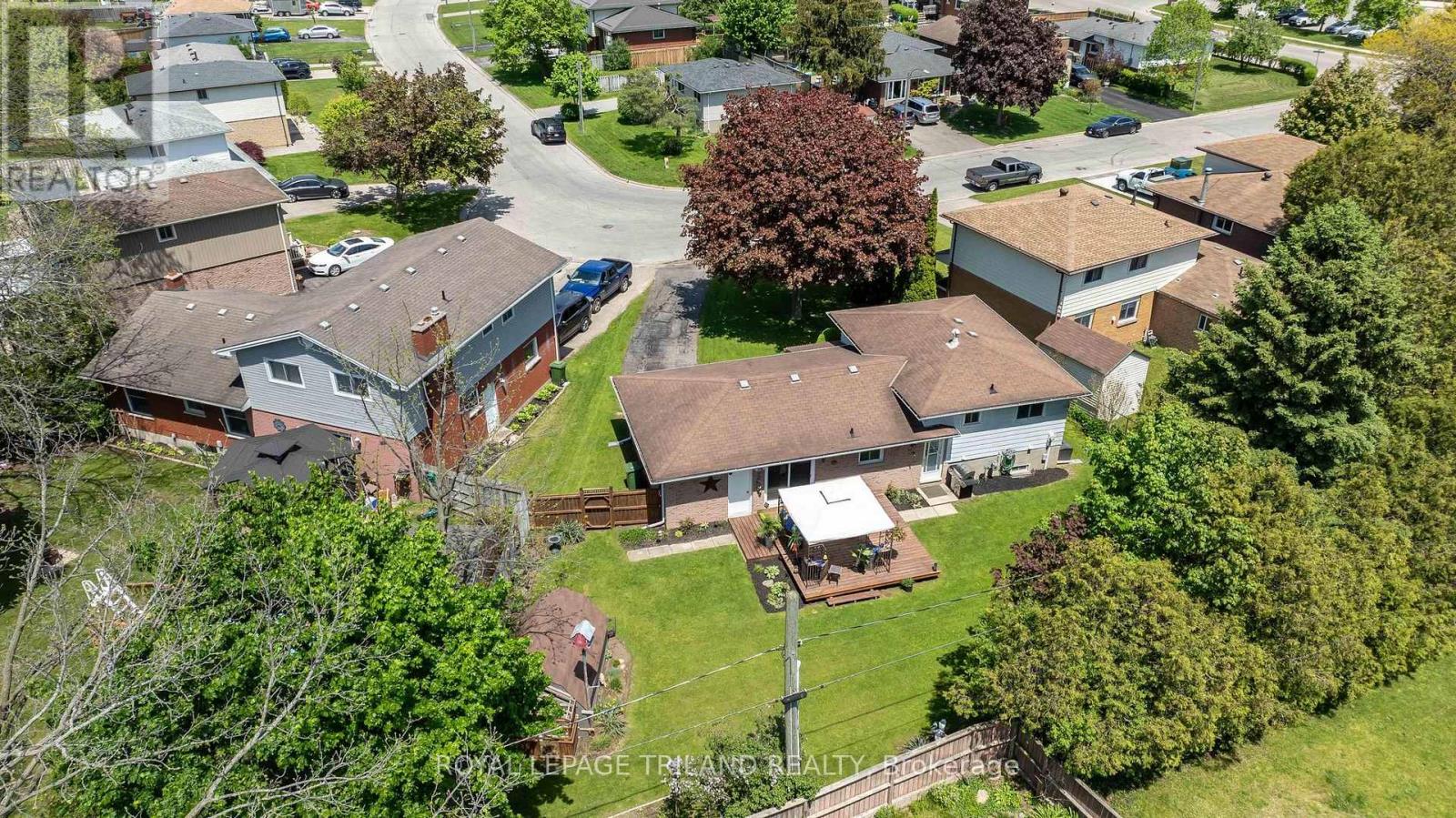 7 STIRLING CRESCENT - 42