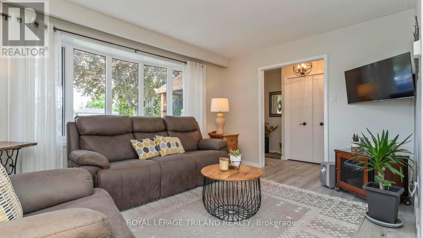 7 STIRLING CRESCENT - 8
