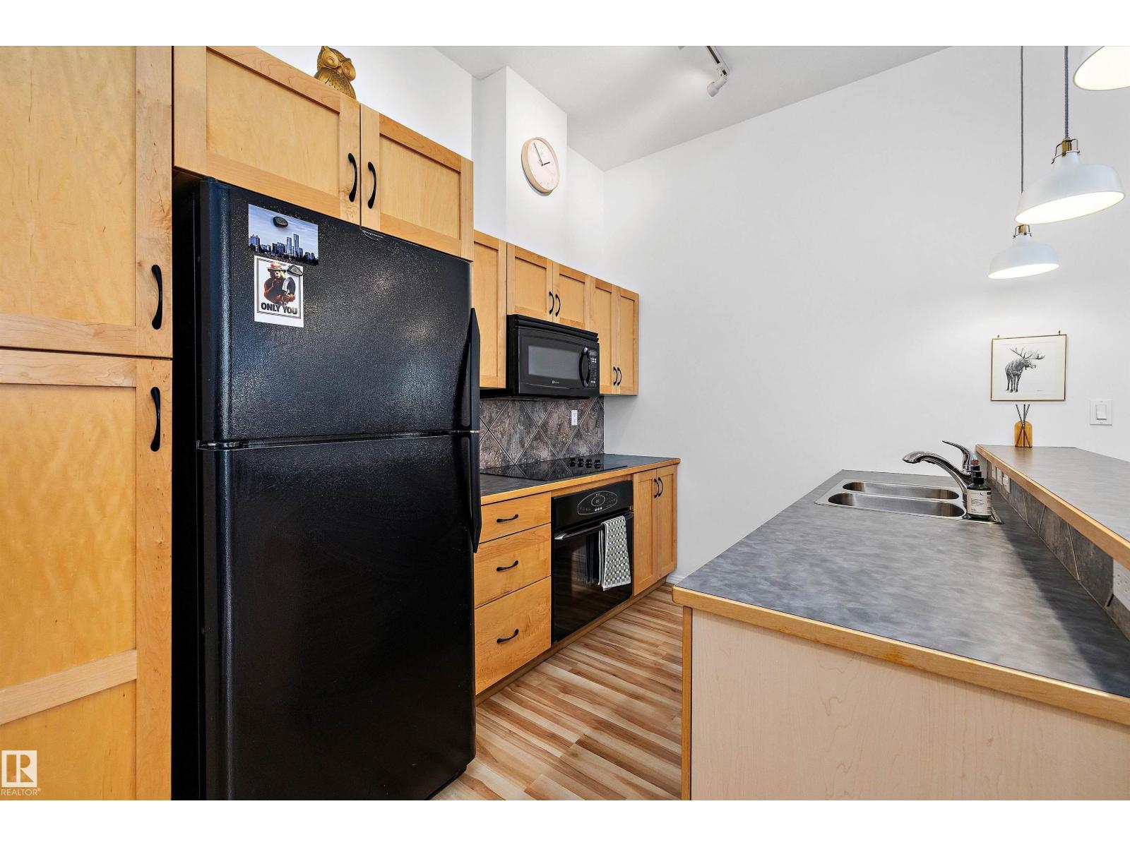 #104 10123 112 ST NW - 14