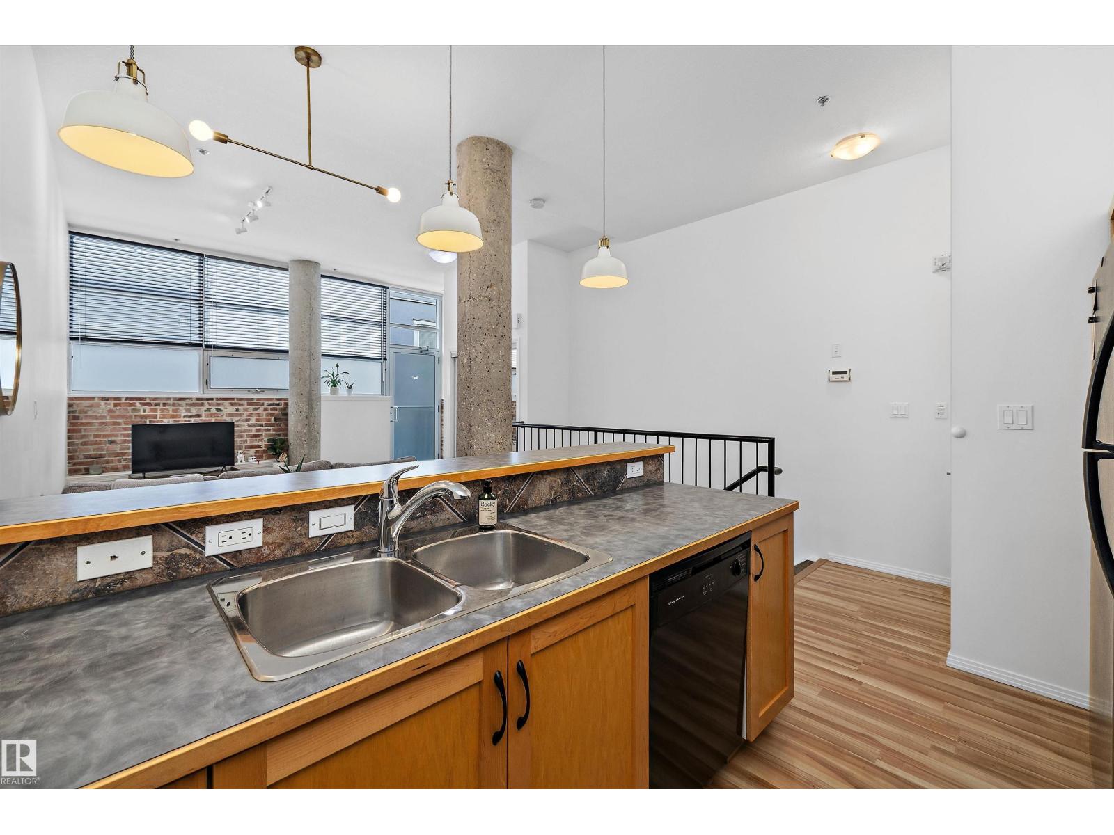 #104 10123 112 ST NW - 16
