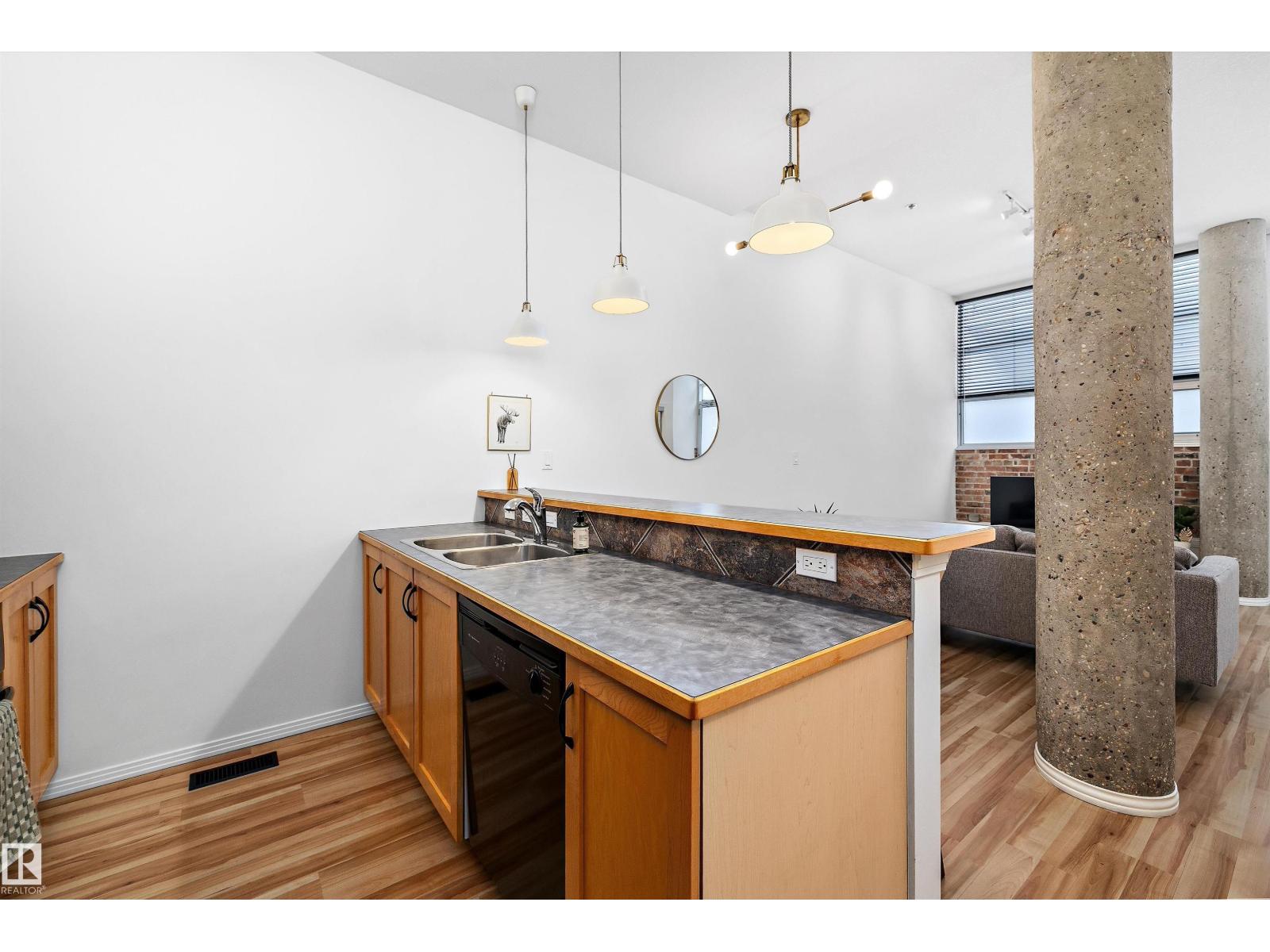 #104 10123 112 ST NW - 17