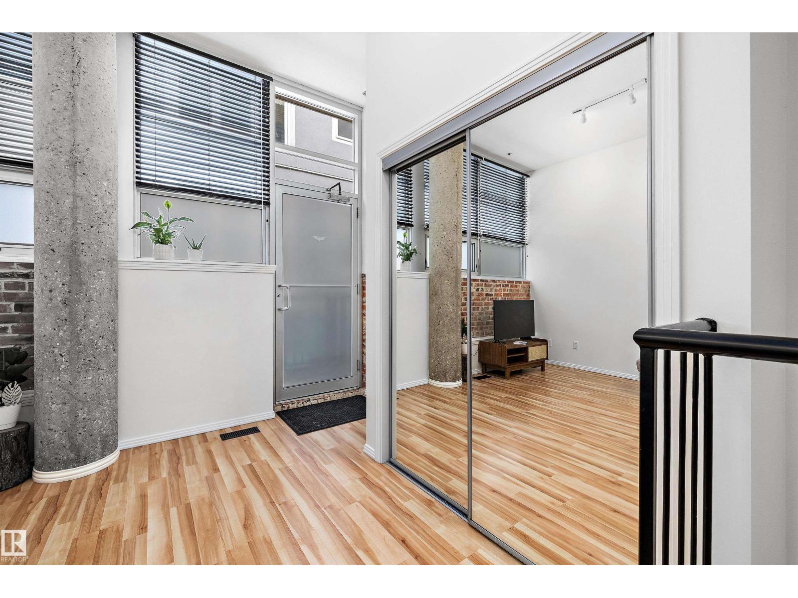 #104 10123 112 ST NW - 4